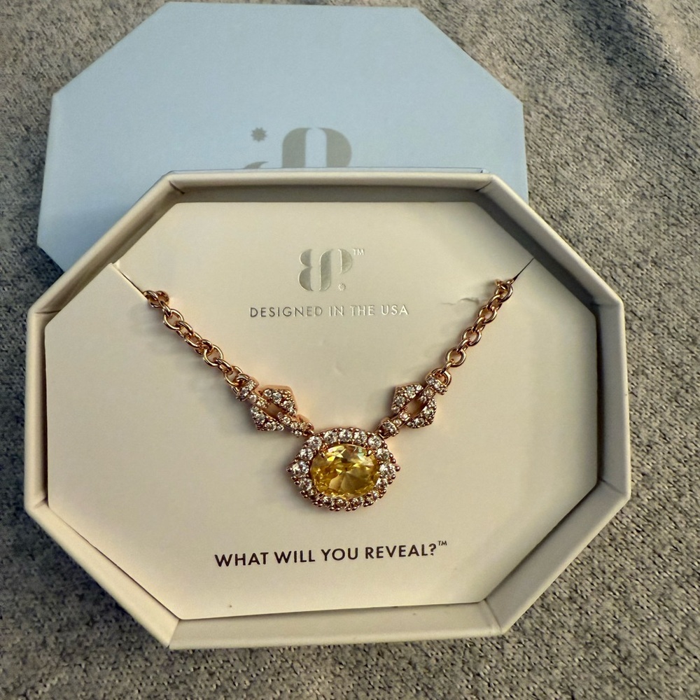 Elegant Gold Necklace with Yellow Gemstone